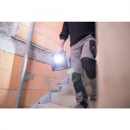 FOCO HÍBRIDO LED 6050 MH CON TOMA DE CORRIENTE + MULTI BATTERY SYSTEM, COMPATIBLE CON LAS BATERÍAS 18V DE 5 FABRICANTES - IP65 (